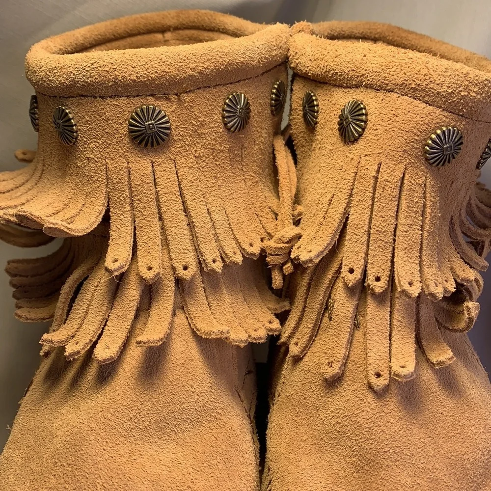 Minnetonka almost NEW ankle moccasins w/fringe
